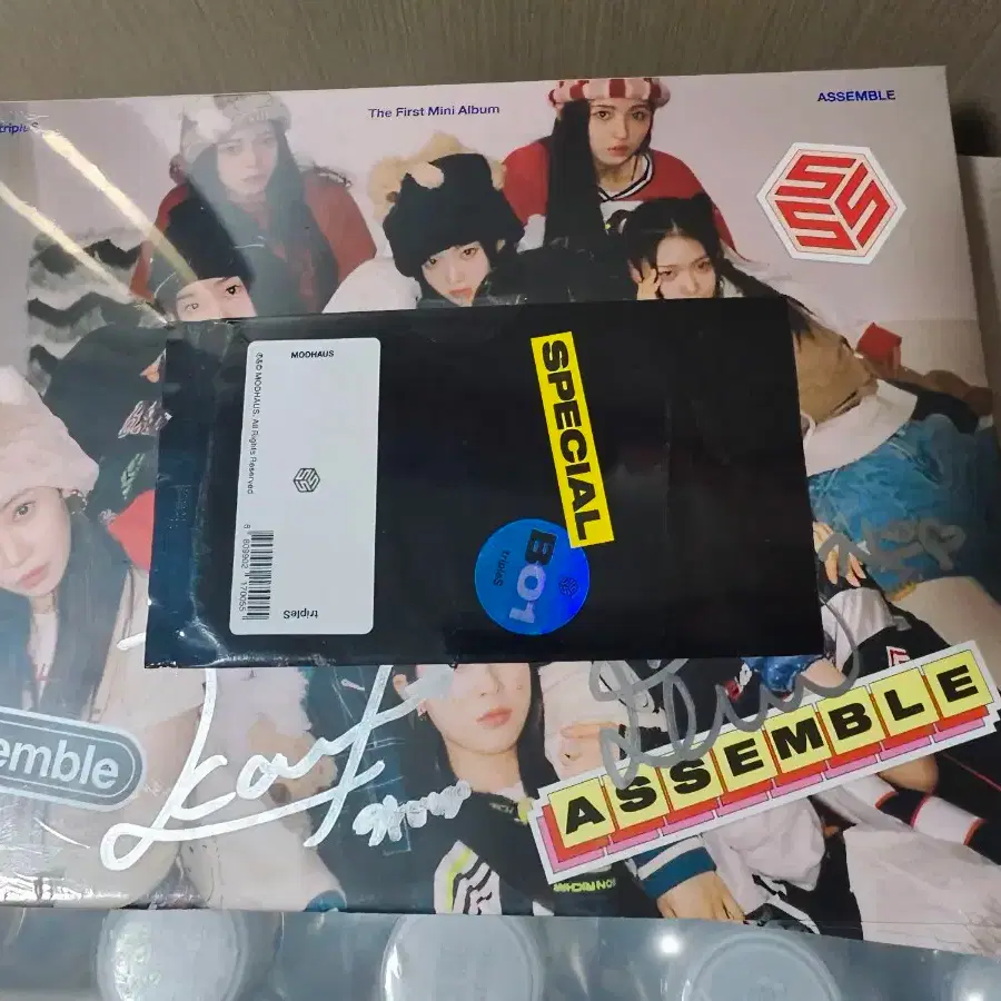 tripleS ASSEMBLE Hello82 サイン アルバム objekt tripleS ASSEMBLE Hello82 サイン アルバム objekt