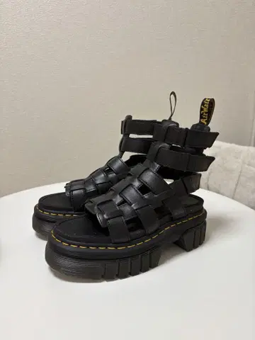 새상품급 Dr.Martens 리키 글래디에이터