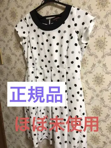 CLATHAS 화이트 블랙 도트 반팔 무릎 기장 원피스