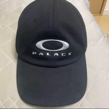 PALACE OAKLEY 6-Panel 'Black Silver'