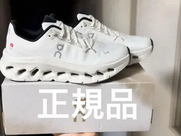 새상품 On Cloudstratus 화이트 스니커즈