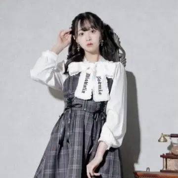 고딕 자수 보타이 프릴 블라우스 NOEMIE