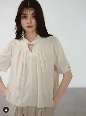 [미사용 새상품] 유나이티드 도쿄 트위스트 칼라 블라우스