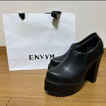 ENVYM 통굽 부츠 로퍼 펌프스 와이드 힐 매트 블랙 심플