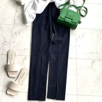 컨디션 최상 어도어 ADORE 센터 슬릿 나일론 스트레치 팬츠 36