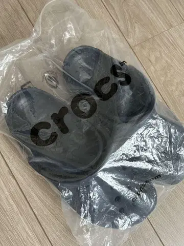 crocs 페이즐리 무늬 샌들