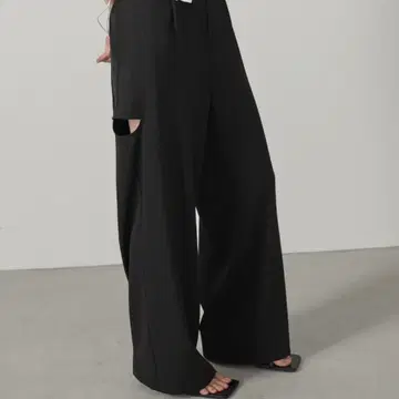 새상품 택 포함 AIC 컷 아웃 슬랙스 팬츠