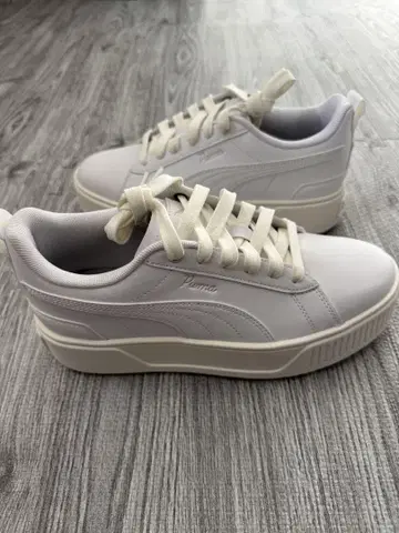 Puma 화이트 통굽 스니커즈
