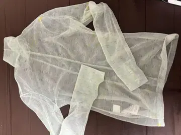 마메쿠로구치 비침이 있는 얇은 그린 긴팔 상의 스킨 탑