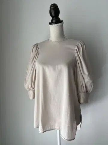라이트 베이지 퐁실 소매 블라우스