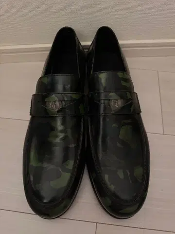 JIMMY CHOO 지미추 카모플라주 패턴 가죽 코인 로퍼 43