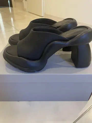 찰스앤키스 블랙 오픈토 샌들