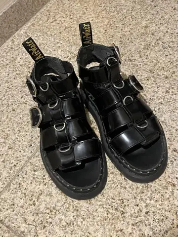 Dr. Martens 블랙 스포츠 샌들 UK4