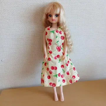 체리 패턴 드레스의 금발 인형 약 27cm