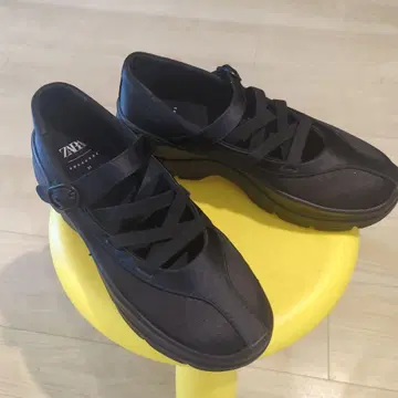 ZARA 블랙 스니커즈 크로스 스트랩