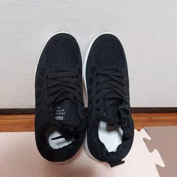 블랙 메쉬 스니커즈