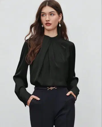 컨디션 최상 블랙 모크넥 디자인 새틴 블라우스
