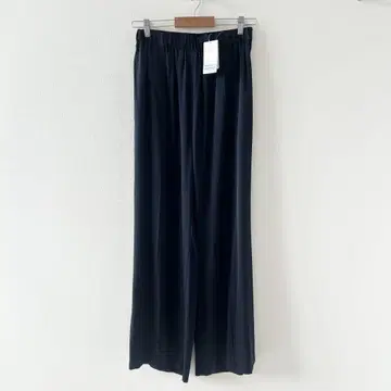 새상품 두지엠 클라세 SILK SATIN 이지 팬츠 네이비