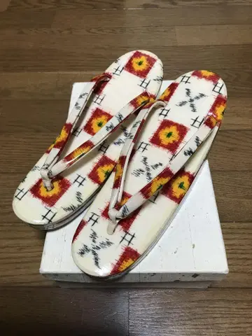 미사용!! 빨간색 노랑 카스리 문양 3단 굽 힐 조리