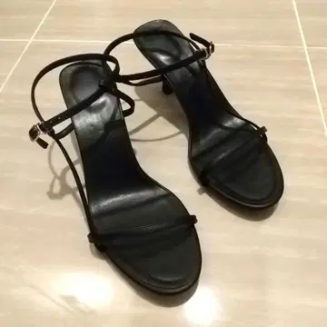 거의 미사용품 스트랩 샌들 블랙 24.5cm (힐 7cm)
