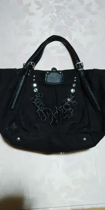 꽃 모티브 비쥬 장식 블랙 토트백 (POTECHINO)