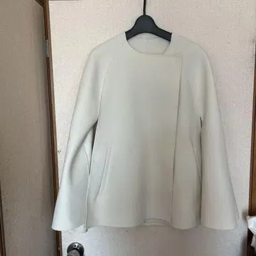 화이트 라운드넥 자켓
