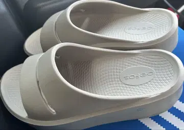 OOFOS 우포스 우메가 통굽 샌들