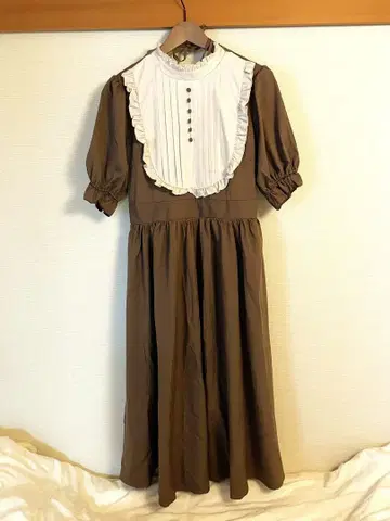 아오키 미사코 시마무라 요크 절개 원피스 브라운