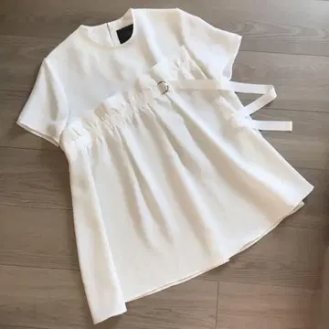 새상품급 LUSSO VIAGGIOBLU 프릴 티셔츠 화이트 계열