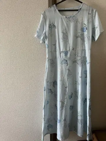 스카이블루 꽃무늬 반팔 롱 원피스