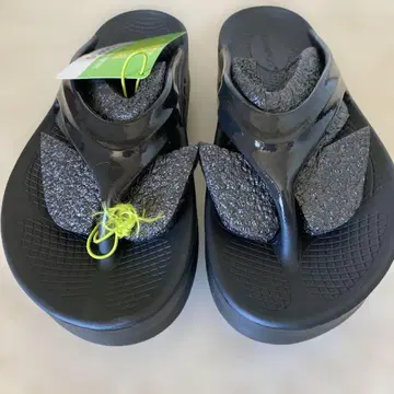 Oofos Omega Thong 샌들 블랙 W6 통굽