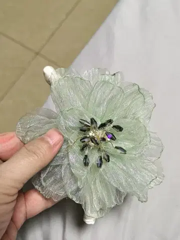 연한 그린 컬러 꽃 코사지