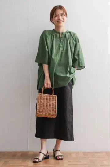 코튼 보일 턱 와이드 블라우스 어반 리서치 도어즈 그린