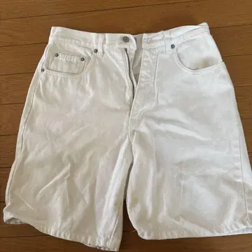 GUESS 화이트 숏팬츠