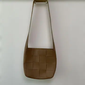 베이지 뜨개질 디자인 숄더백