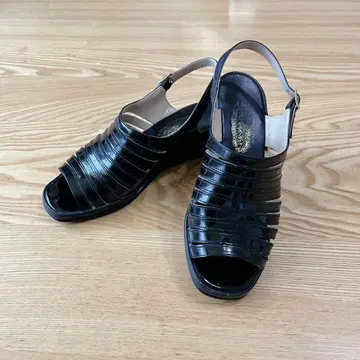 [ 긴자 요시노야 ] 블랙 에나멜 스트랩 샌들 22.5cm