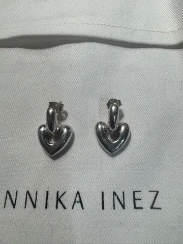 ANNIKA INEZ 하트 모양 실버 귀걸이 스몰