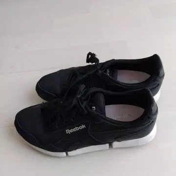 리복 블랙 스니커즈