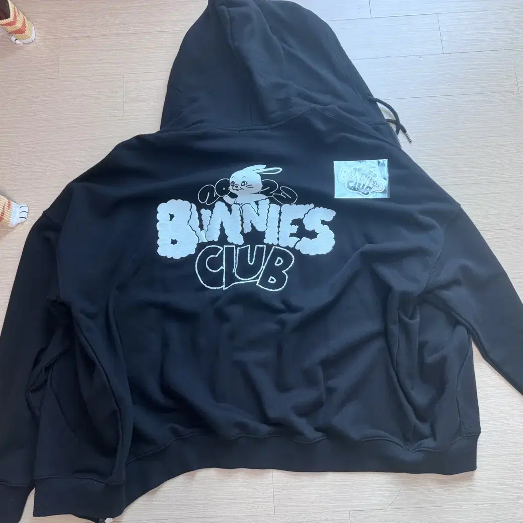 アウターウェア　NewJeans HOODIE(パーカー) ブラック Lサイズ BUNNIES CLUB Merchandise NEWJEANS BUNNIES CLUB HOODIE BLACK - A-KPOP