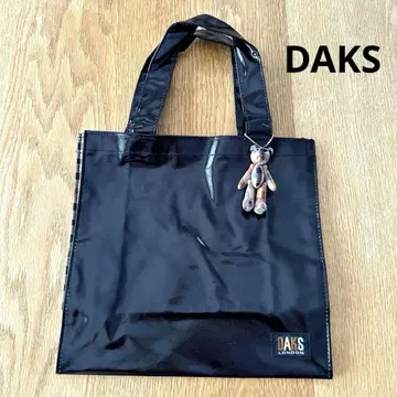 [새상품 DAKS] 블랙 토트백 테디베어 곰 참 부착 광택