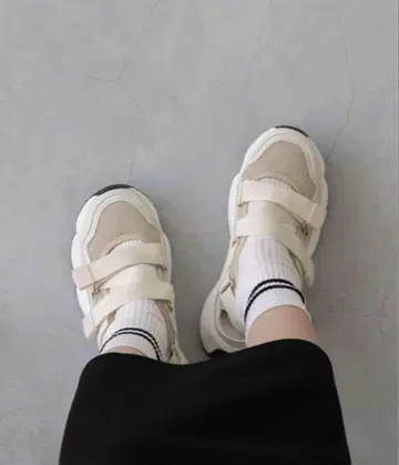이번 시즌 통굽 스트랩 스니커즈 샌들