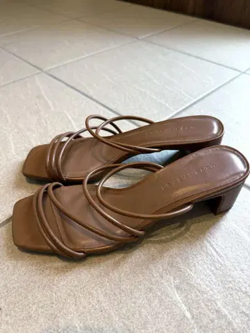 브라운 스트랩 샌들