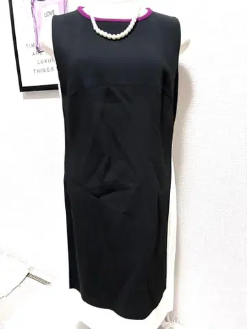 아킬라노 리몬디 블랙 화이트 슬리브리스 무릎 기장 원피스