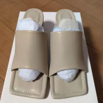 [새 상품] 베이지 슬라이드 샌들 합성피혁