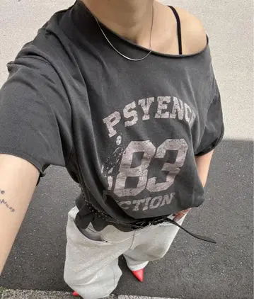 who's who gallery 엘리엇 오프숄 TEE 차콜 그레이