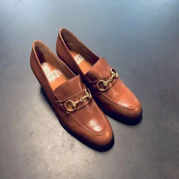 [ ing ] 브라운 가죽 로퍼 금장 장식 23.5cm