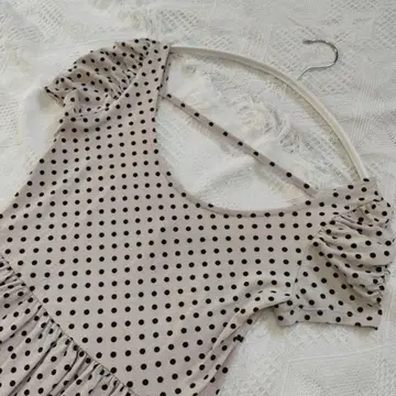화이트 블랙 물방울 패턴 미니 원피스 반팔