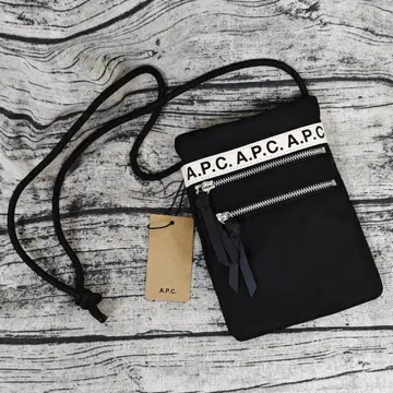 A.P.C. 숄더백 넥 파우치