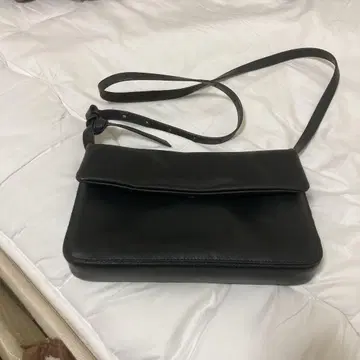 ZARA 블랙 플랩 숄더백