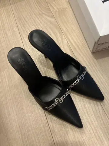 GDA 블랙 스틸레토 샌들